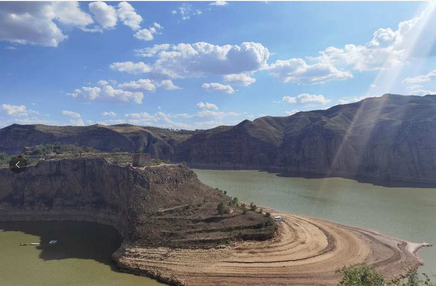 彎轉(zhuǎn)迤邐老牛灣 藍天碧水顯溫柔