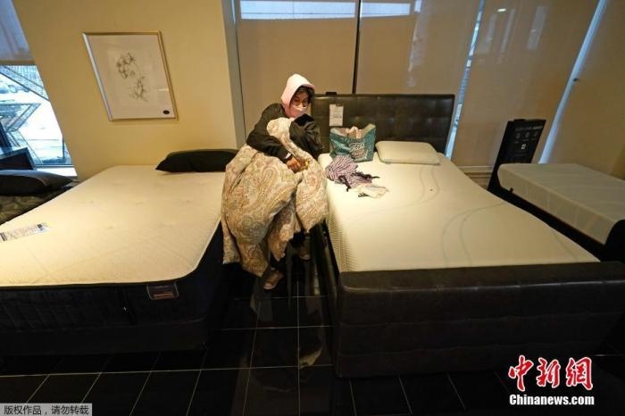 當?shù)貢r間2月17日，美國得州的一家畫廊兼家具店內，大批民眾來此避寒取暖，其中不乏一些人帶著被子來過夜。美國近日遭遇極寒天氣侵襲，多地氣溫創(chuàng)近年新低，其中得州災情最嚴重，暴風雪導致電網在酷寒中癱瘓，約400萬居民家中長時間停電。美國國家氣象局表示，得州休斯敦等地的氣溫甚至比靠近北極圈的阿拉斯加還要低。