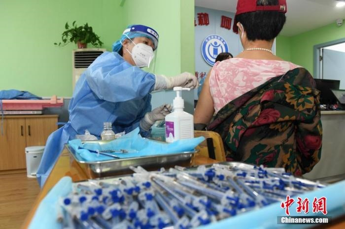 資料圖：市民來(lái)到醫(yī)院接種新冠疫苗。 楊華峰 攝