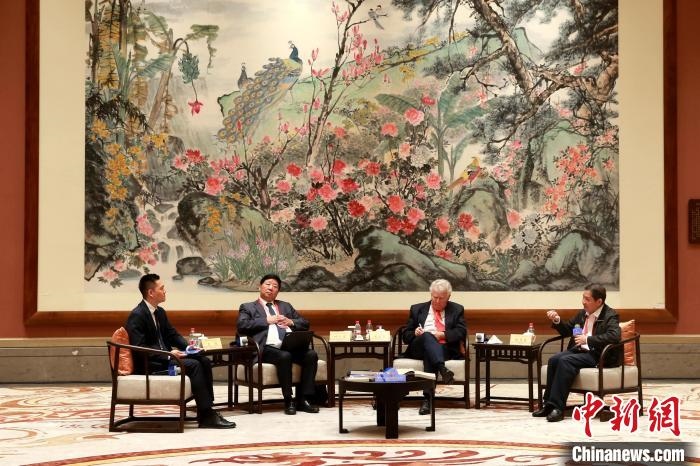 9月27日，尼山世界文明論壇在曲阜舉行，圖為該論壇的“高端訪談”活動?！×籂?攝