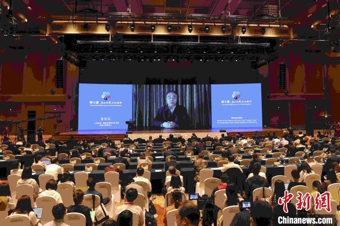 中國(guó)工程院院士、“人民英雄”國(guó)家榮譽(yù)稱號(hào)獲得者張伯禮通過(guò)視頻發(fā)表主旨演講?！∈⒓样i 攝