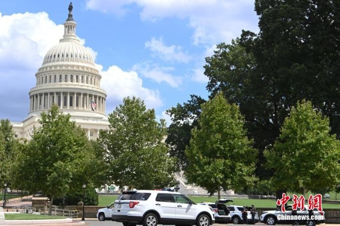 當(dāng)?shù)貢r(shí)間8月19日，一名男子駕駛黑色皮卡至國(guó)會(huì)圖書(shū)館前，并聲稱車(chē)上有炸彈。該事件導(dǎo)致美國(guó)國(guó)會(huì)大廈周邊街道封鎖，警方還疏散了周邊國(guó)會(huì)辦公樓和聯(lián)邦最高法院里的工作人員。圖為警方在美國(guó)會(huì)大廈西側(cè)廣場(chǎng)警戒。 <a target='_blank' href='http://www.chinanews.com/'>中新社</a>記者 陳孟統(tǒng) 攝