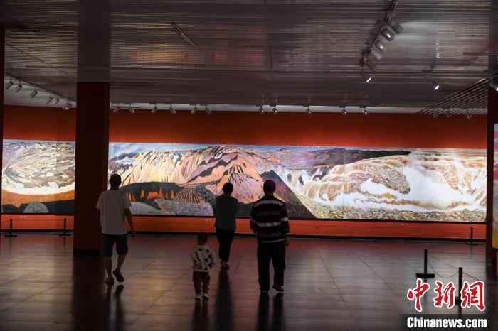 162米巨幅油畫長(zhǎng)卷《黃河》吸引市民駐足觀看?！钊A峰 攝