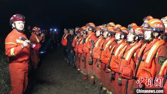 平遙縣消防救援大隊大隊長龔宇作總攻發(fā)起前的動員?！￠Z旭輝 攝