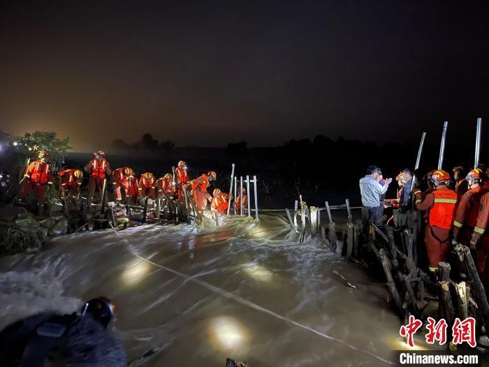 消防員分成左右兩路，同時發(fā)起決口封堵總攻?！￠Z旭輝 攝