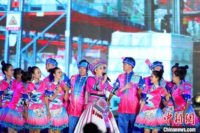 專場(chǎng)晚會(huì)上的民族歌舞表演?！涕L(zhǎng)嬌 攝