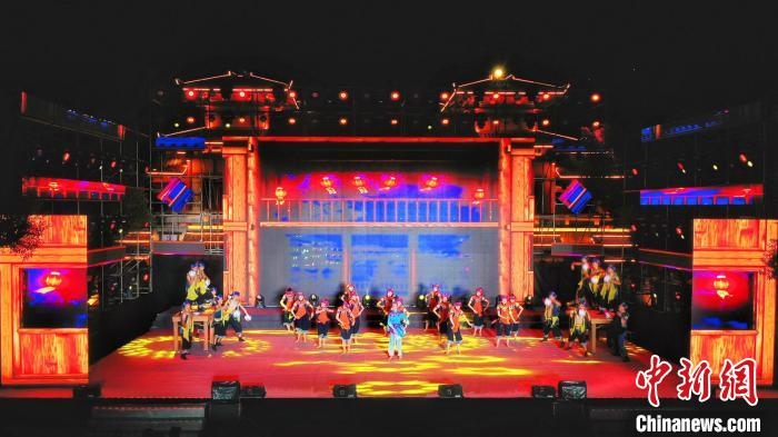 2021昭君文化旅游活動(dòng)專場(chǎng)晚會(huì)現(xiàn)場(chǎng)?！≈苄橇?攝