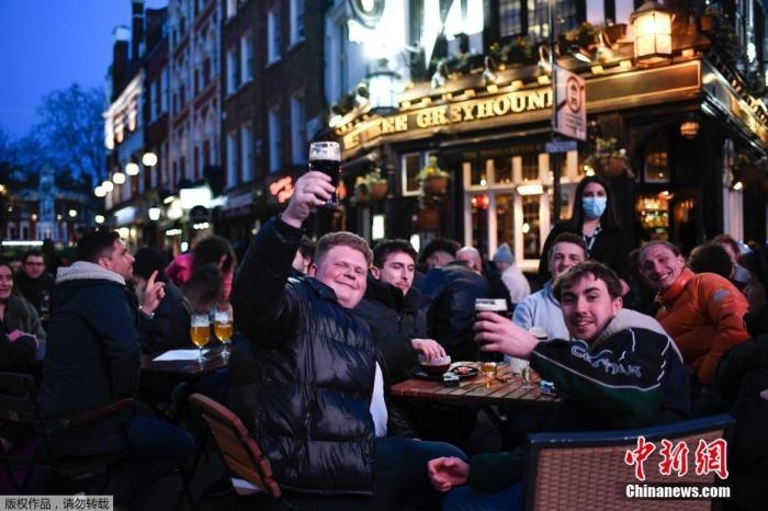 當(dāng)?shù)貢r(shí)間2021年4月12日，英國(guó)進(jìn)入放松疫情封鎖措施的第二階段。商鋪、理發(fā)店、健身房等被允許重新開(kāi)張，酒吧和餐館也可以在室外營(yíng)業(yè)。據(jù)悉，酒吧解封的第一晚，倫敦大批民眾在市中心喝酒跳舞，場(chǎng)面宛如狂歡節(jié)。