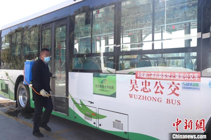 工作人員正在對公交車進行消殺?！∮诰?攝