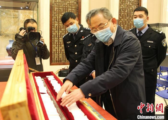 山東博物館館長鄭同修介紹涉案文物龍首錯銀木柲銅杖。　趙曉 攝