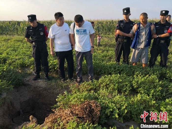 資料圖：犯罪嫌疑人辨認作案現(xiàn)場?！〖蜗榭h公安局供圖