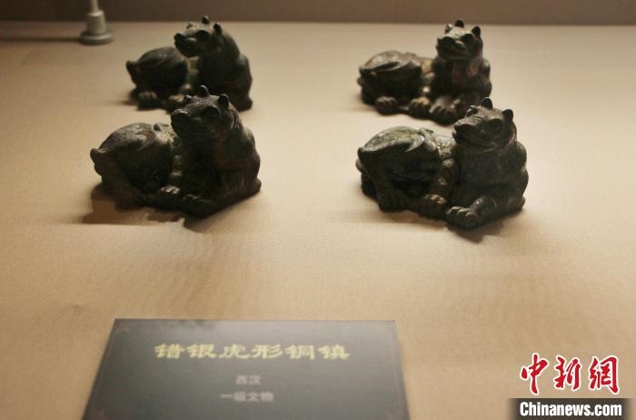 一級文物錯銀虎形銅鎮(zhèn)?！≮w曉 攝