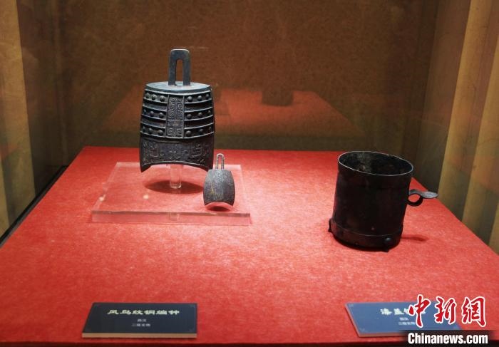 二級文物西漢鳳鳥紋銅編鐘、漆蓋銅卮。　趙曉 攝