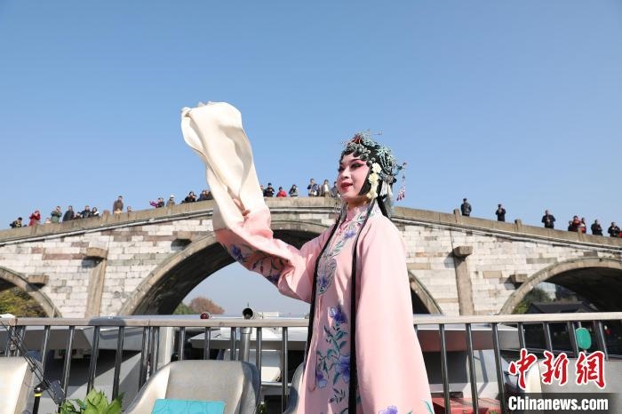 2019京杭對話的大運河京杭雅集活動中，浙江昆劇團(tuán)國家一級演員楊崑在中國大運河(杭州段)上進(jìn)行表演?！⌒燔?攝 攝