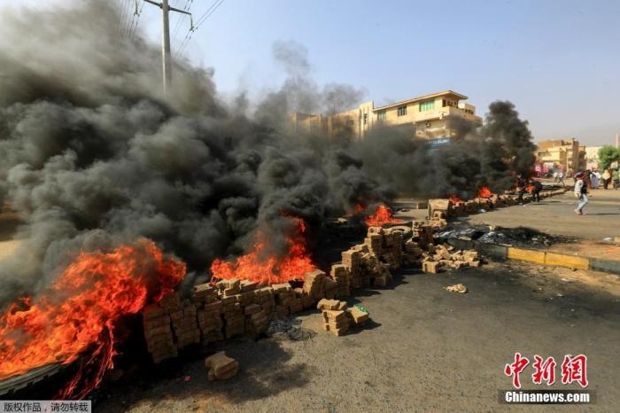 當(dāng)?shù)貢r(shí)間10月25日，蘇丹局勢發(fā)生突變，過渡政府總理被“綁架”，政府部長被軍方抓捕，國家進(jìn)入緊急狀態(tài)，大量民眾走上街頭對軍方行動進(jìn)行抗議，已有7人在抗議活動中死亡，140人受傷。圖為抗議活動中燃燒的輪胎。