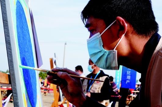 　　參加文物技能競(jìng)賽彩畫(huà)項(xiàng)目的選手。