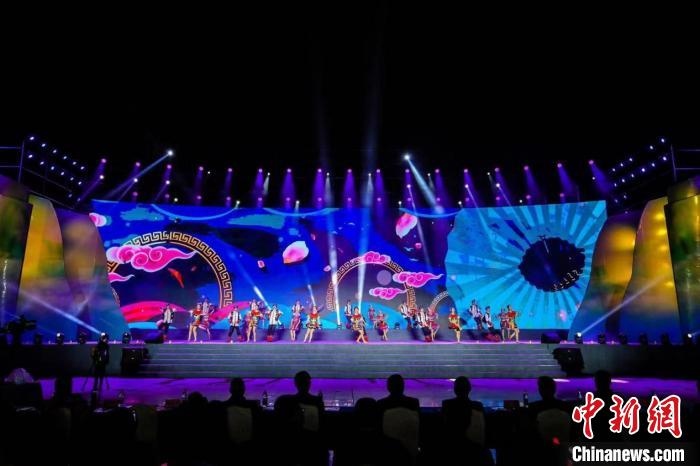 圖為中國·重慶秀山第二屆“金山銀山”文化旅游節(jié)開幕現(xiàn)場?！⌒闵娇h文旅委供圖