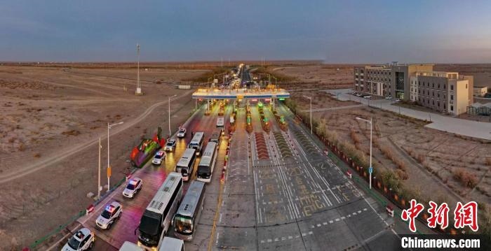 圖為旅游大巴游客有序離開額濟納 王磊 攝