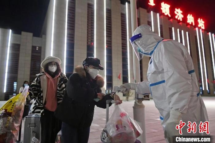 圖為滯留游客被有序轉(zhuǎn)運至低風險地區(qū)。　王磊 攝