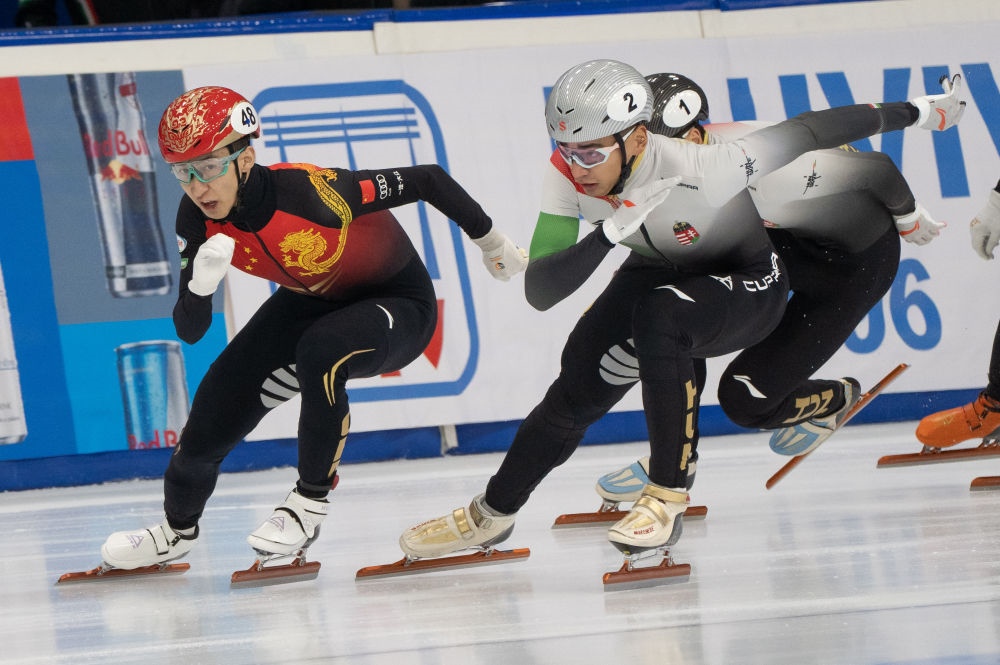 11月20日，中國選手武大靖(左)和匈牙利選手劉少林在比賽中。劉少林奪得冠軍，武大靖獲得第四名。新華社發(fā)(弗爾季·奧蒂洛 攝)