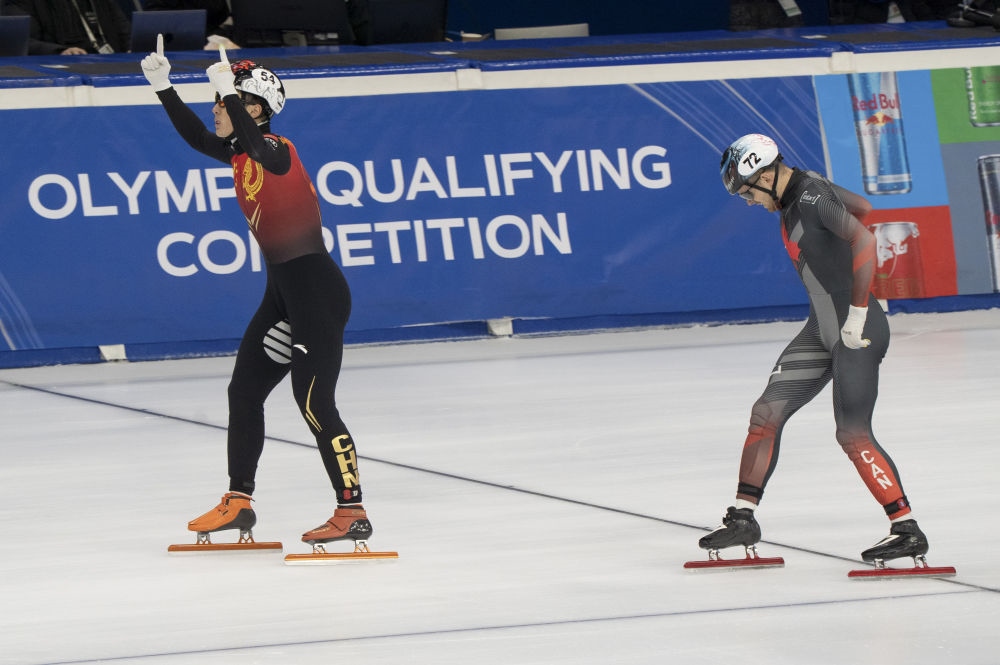 11月20日，任子威(左)在比賽后慶祝。新華社發(fā)(弗爾季·奧蒂洛 攝)