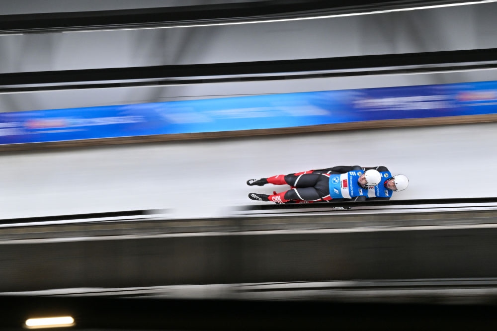 11月21日，“相約北京”國際雪橇聯(lián)合會雪橇世界杯，中國選手黃葉波/彭俊越在團體接力比賽中。新華社記者陳益宸攝