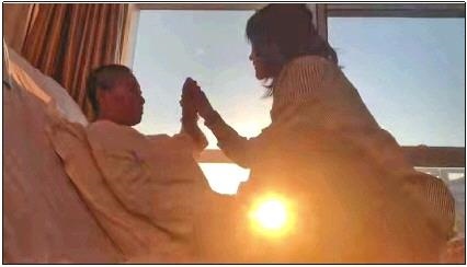 每天早上媽媽醒來后，母女倆都會(huì)迎著晨曦握手、擊掌?！∫曨l截圖