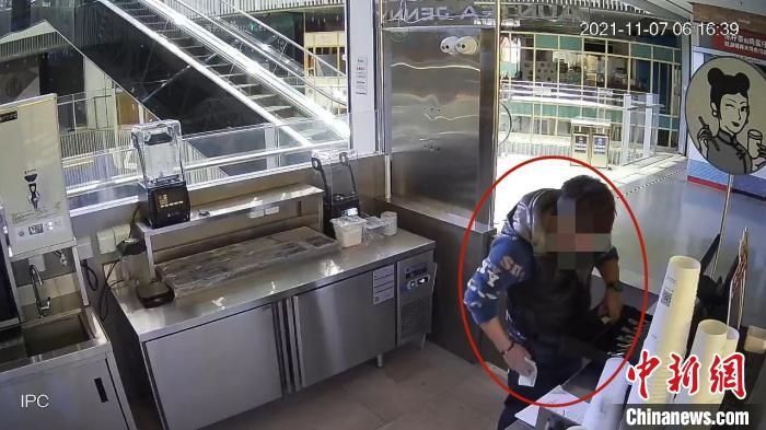 嫌疑人實施犯罪行為的監(jiān)控視頻?！↑S浦公安供圖