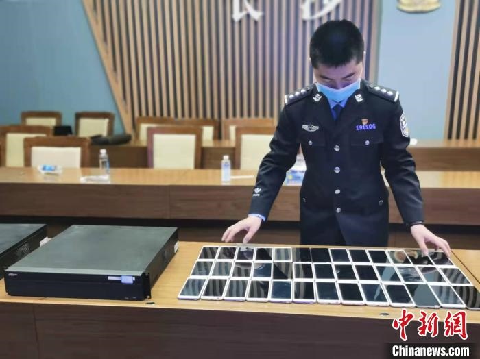 民警展示作案工具?！￠L沙市公安局供圖