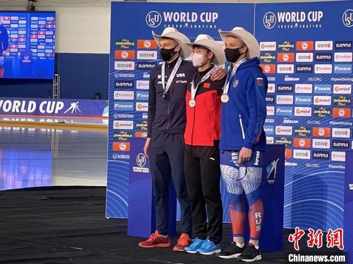 寧忠?guī)r在頒獎(jiǎng)儀式上?！『邶埥◇w育局提供