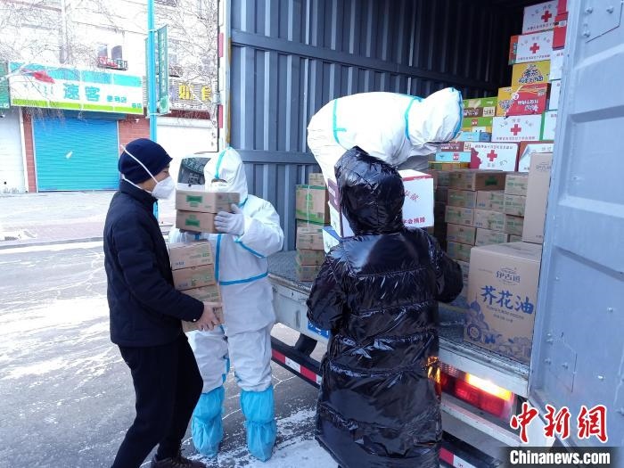 圖為滿洲里物資保障巡回補(bǔ)給車隊(duì)配貨現(xiàn)場(chǎng)?！∏靥饌?攝