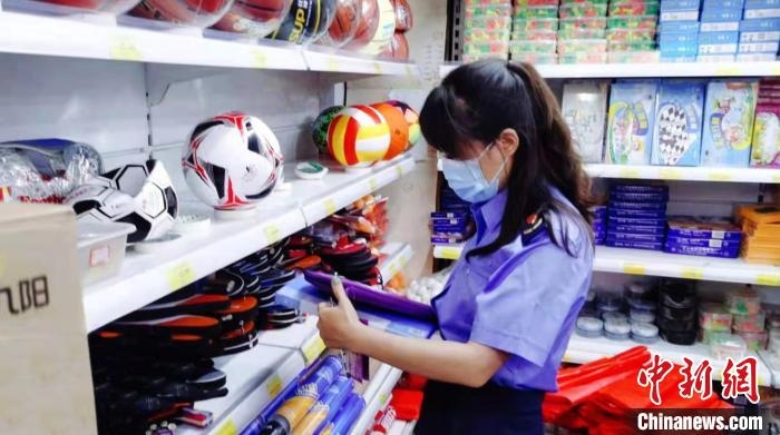 圖為秦皇島市海港區(qū)市場(chǎng)監(jiān)督管理局工作人員正在檢查涉冬奧標(biāo)志商品?！∏鼗蕧u市海港區(qū)市場(chǎng)監(jiān)督管理局供圖