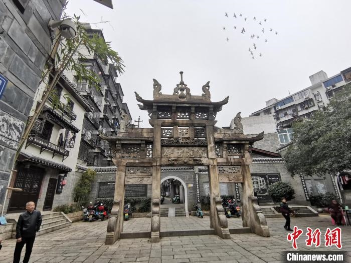 “道冠古今”牌坊?！×荷?攝