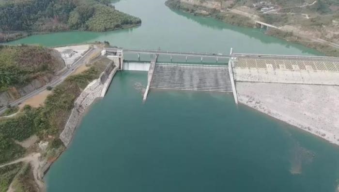 　　圖1 2021年12月7日，督察組使用無(wú)人機(jī)拍攝，保護(hù)區(qū)實(shí)驗(yàn)區(qū)內(nèi)的八吝大壩已建成，且未設(shè)置過(guò)魚(yú)設(shè)施