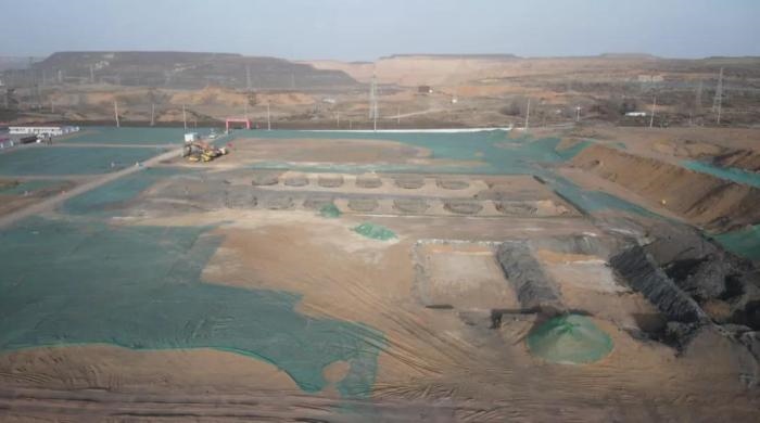 2021年12月11日，督察組使用無人機(jī)拍攝，神木市蘭炭產(chǎn)業(yè)特色園區(qū)檸條塔片區(qū)廢水集中處理設(shè)施僅完成部分基礎(chǔ)建設(shè)