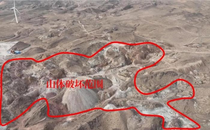  2021年12月12日，督察組使用無人機(jī)拍攝，中寧縣馬道梁北部歷史遺留礦山破壞山體面積達(dá)240余畝，現(xiàn)場滿目瘡痍、千瘡百孔