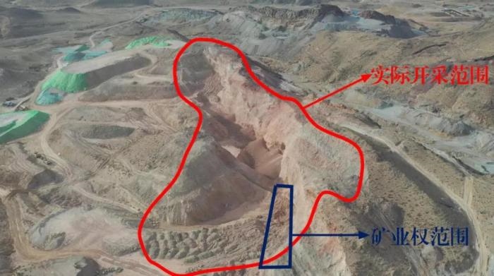 2021年12月11日，督察組使用無人機(jī)拍攝，銅鐵溝礦礦業(yè)權(quán)面積僅6.9畝，越界開采達(dá)182畝，超出26.4倍；實際開采深度達(dá)35米，遠(yuǎn)超采礦許可證允許開采深度要求
