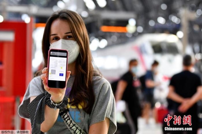 當(dāng)?shù)貢r間2021年9月1日，意大利米蘭，乘客在火車站出示的健康證明。