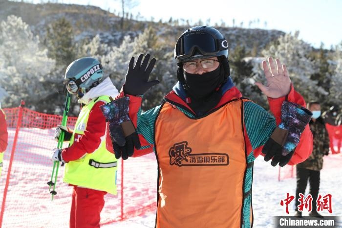 圖為滑雪場(chǎng)現(xiàn)場(chǎng)。　許婷 攝