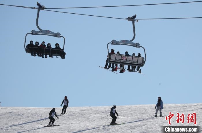 圖為滑雪場(chǎng)現(xiàn)場(chǎng)。　許婷 攝