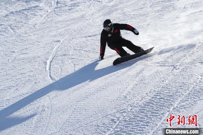 圖為滑雪場(chǎng)現(xiàn)場(chǎng)。　許婷 攝