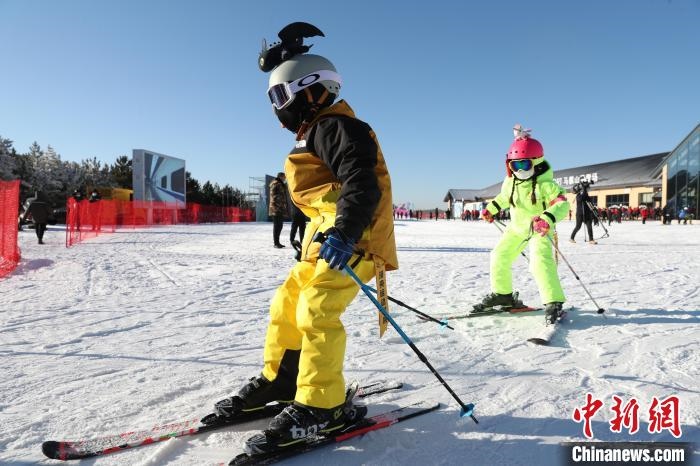 圖為滑雪場(chǎng)現(xiàn)場(chǎng)?！≡S婷 攝