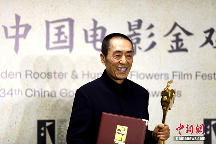 12月30日晚，第34屆中國(guó)電影金雞獎(jiǎng)?lì)C獎(jiǎng)典禮在福建省廈門市舉行。張藝謀以執(zhí)導(dǎo)《懸崖之上》榮膺最佳導(dǎo)演獎(jiǎng)。 <a target='_blank' href='/'>中新社</a>記者 呂明 攝