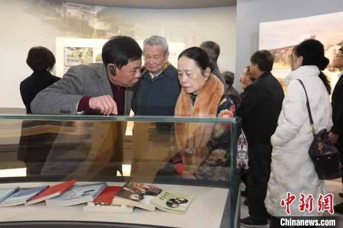 船政后裔在參觀新館?！￡悤造o 攝