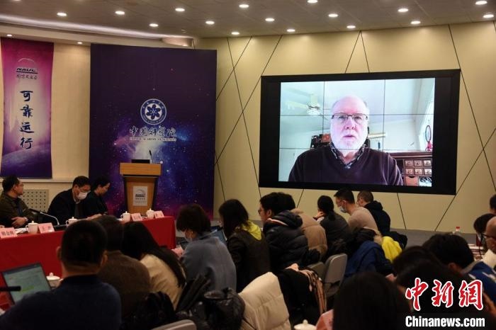 美國伊利諾伊大學(xué)教授理查德？克魯切爾通過視頻點評FAST測量星際磁場最新研究成果。　<a target='_blank' href='/'>中新社</a>記者 孫自法 攝