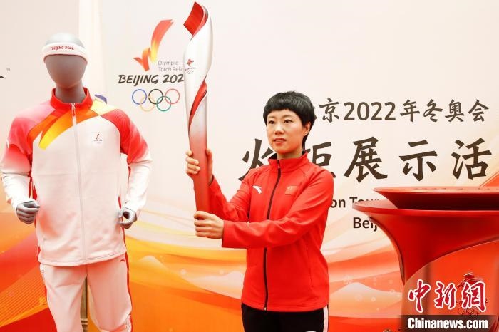 溫哥華冬奧會冠軍張會展示北京2022年冬奧會火炬?！〗x 攝