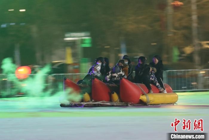 民眾沉醉在冰上香蕉船的快樂中。　于海洋 攝