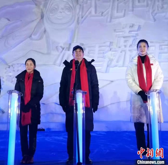 前女排國家隊(duì)隊(duì)長奧運(yùn)冠軍惠若琪(右一)，中國女子田徑競走奧運(yùn)冠軍王麗萍(左一)助陣當(dāng)晚活動?！≮w桂華 攝