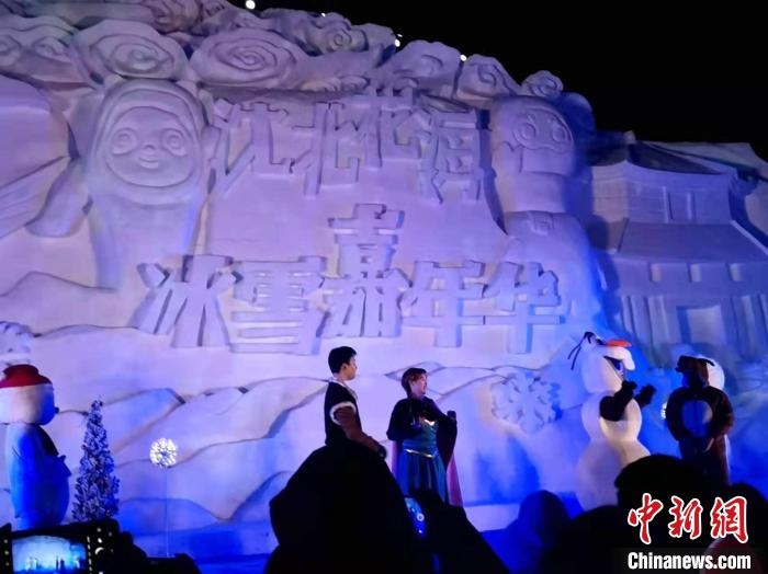 活動現(xiàn)場表演的《冰雪奇緣》很受歡迎?！≮w桂華 攝