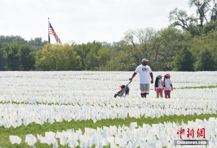 當(dāng)?shù)貢r間2021年9月18日，美國首都華盛頓國家廣場上插著數(shù)十萬白色旗幟，悼念新冠逝者。這個名為“在美國：銘記”藝術(shù)裝置由美國藝術(shù)家弗斯滕伯格(Suzanne Firstenberg)策劃，她計劃在兩周內(nèi)與公眾一起在華盛頓國家廣場插上與美國新冠死亡病例數(shù)對應(yīng)的白旗，以示悼念。 <a target='_blank' href='/'>中新社</a>記者 陳孟統(tǒng) 攝